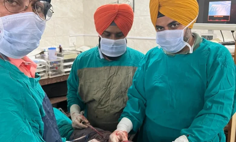 Dr Harjinder Singh Sidhu surgery room photo for Amrit Hospital Moga review article
